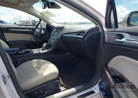 2014 Ford Fusion Energi Titanium z USA, uszkodzony, nr VIN 3FA6P0SU8ER269947